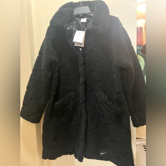Nike Women’s Loose Fit SZ.M Sherpa Fleece Black Coat - Picture 5 of 13